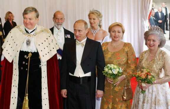 Vuonna 2003 läheisiä välejä Putinin kanssa ei vielä paheksuttu.