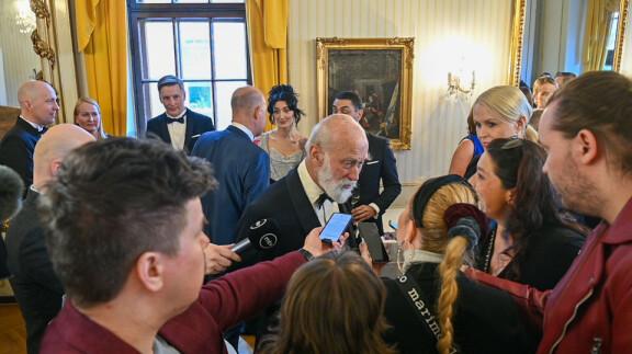 Media jaksoi innostua prinssin vierailusta Helsingin Svenska klubbenilla 2022.