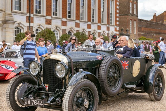 Vielä 2023 kahdeksankymppinen prinssi tarttui innolla vuoden 1929 Bentleyn rattiin.