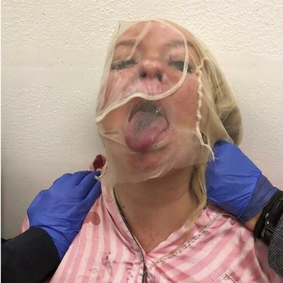 Johanna näytti kieltään toisessa pidätyskuvassa. Johanna Tukiainen