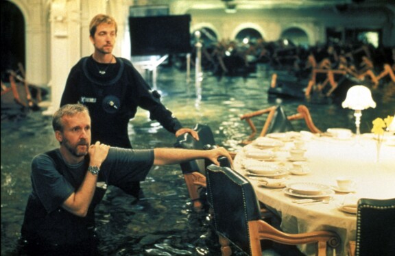 Lounaskaaos tapahtui viimeisenä kuvauspäivänä. James Cameron (kuvassa edessä) muistaa seisseensä keskellä kuvauksia, kun yhtäkkiä hän ei osannut kävellä ulos lavasteista. – Äkkiä pääni oli aivan pyörällä, hän on kertonut.