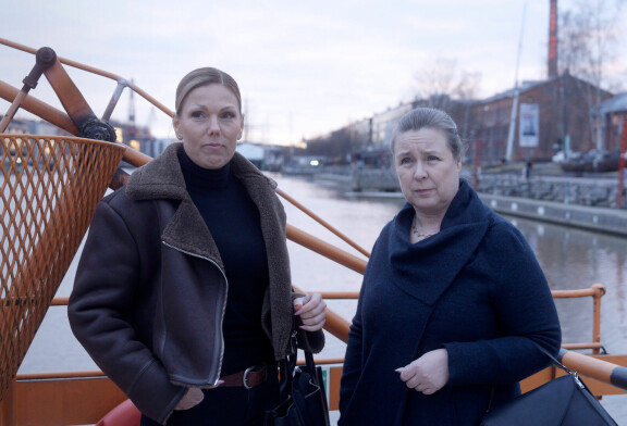Vastaamon tietomurron uhrien asianajajat Jenni Raiskio (vas.) ja Paula Pajula saivat yhteydenottoja myös uhrien omaisilta, jotka kysyivät voivatko ajaa kannetta kuolleiden puolesta. Vastaamon tietomurron uhrien asianajajat Paula Pajula ja Jenni Raiskio.