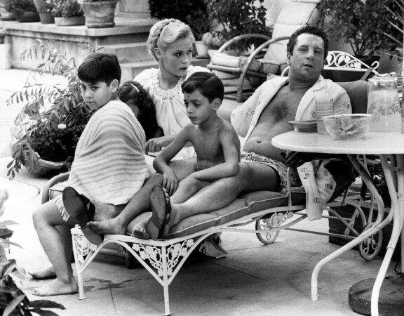 Vickie (Cathy Moriarty) ja Jake LaMotta (De Niro) lastensa kanssa.