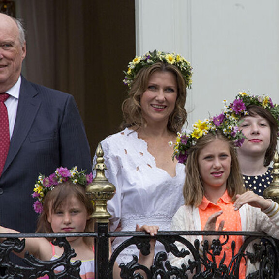 Harald on aina tukenut tytärtään, vaikka ei aina olisikaan ollut samaa mieltä tämän kanssa. Kuningas Harald, prinsesa Märtha Louise sekä Maud, Leah ja Emma Behn
