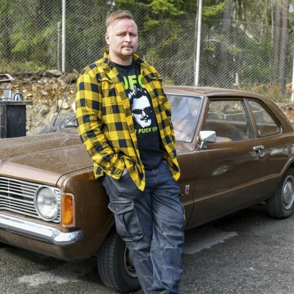 Lauri ”Late” Huttunen, 38, nikkaroi parhaillaan suurta sukutilaa asumiskuntoon. Aikataulu on tiukka, sillä entinen koti lähtee alta jo joulukuussa. Lauri Huttunen