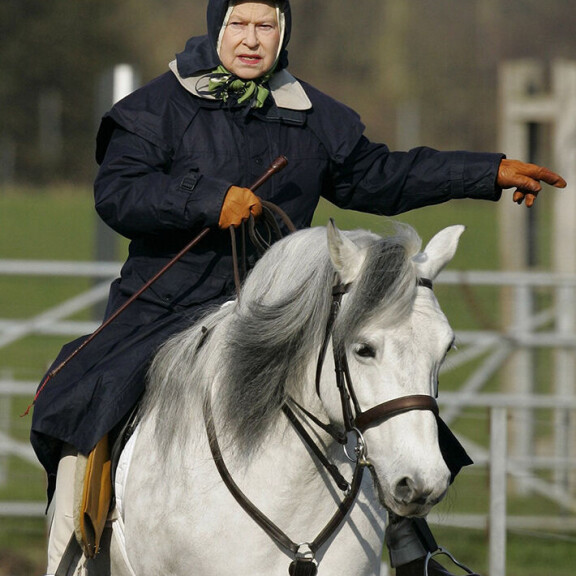 Elisabet tartutti hevoshulluutensa lapsiinsa ja lastenlapsiinsa. Tytär Anne ja tyttärentytär Zara Tindall ovat olympiatason ratsastajia. Kuningatar Elisabet
