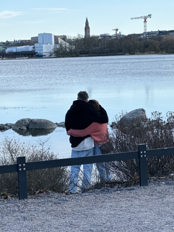 Romanttisempaa tunnelmaa Töölönlahdella huhtikuussa 2024. Seiskan lukija näki pariskunnan viettämässä ihanaa yhteistä hetkeä kevätiltana.