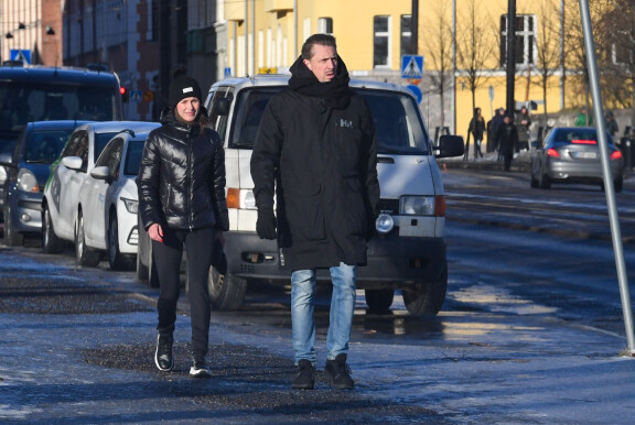 Kaupunkikävelytyyliä helmikuulta 2024, jolloin Sanna ja Joni käyskentelivät Helsingin Kaivopuistossa. Jonilla oli pitkä Helly Hansenin musta takki ja vaaleansiniset farkut. Pipoa hän ei kuitenkaan laittanut kampaustaan pilaamaan.