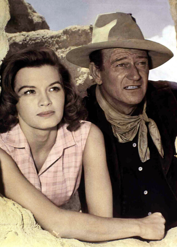PItkällä urallaan Angie on tehnyt yli 80 elokuvaa. Kuvassa Angie ja Rio Bravo-tähti John Wayne.