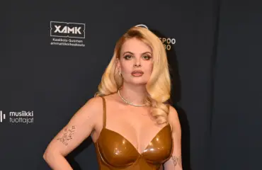 Vau! Erika Vikman häikäisee lateksiasussa