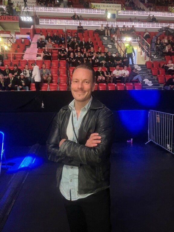 Markus poseerasi hyväntuulisesti ja kohteliaasti Seiskalle.