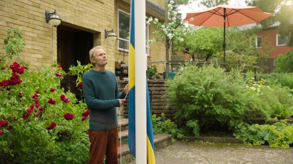 Solsidanin kuvauksissa kännykät on kielletty ankarasti, ja Alexia näyttelevä Felix Herngren vahtii kieltoa tiukasti. Felix Herngren eli hammaslääkäri-Alex nostaa Ruotsin lippua salkoon.