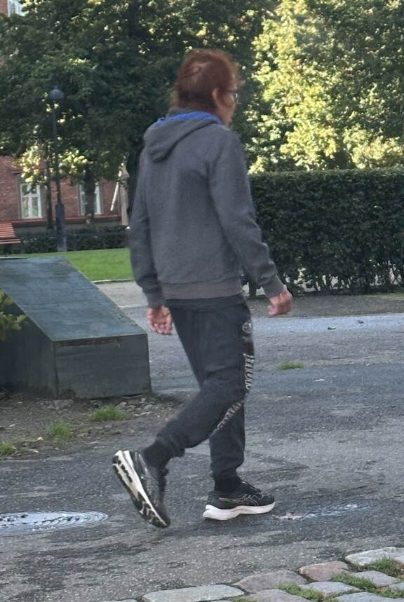 Julkkistoimittaja käänsi päitä Töölössä.