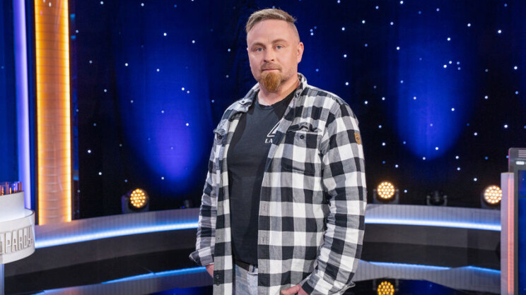 Lauri Huttunen hämmentää älyttömällä vastauksella tv-visassa Jeopardy! Suomi: Lauri Huttunen studiolla.