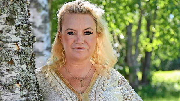 Johanna Tukiainen sylki poliisin päälle – raju kuva sylkyhuppu päässä! Johanna Tukiainen