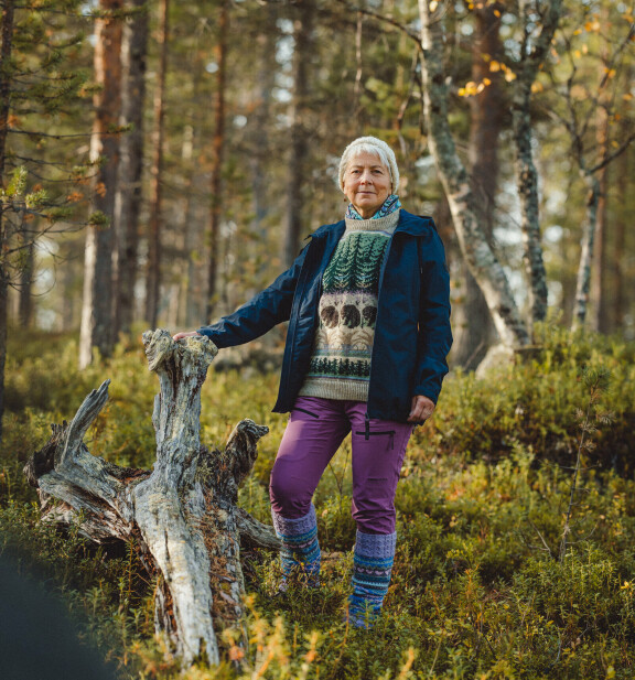 Liisa huomaa, että pienetkin askareet vaativat koko päivän. Alone Suomi -sarjan Liisa nojaa kantoon.