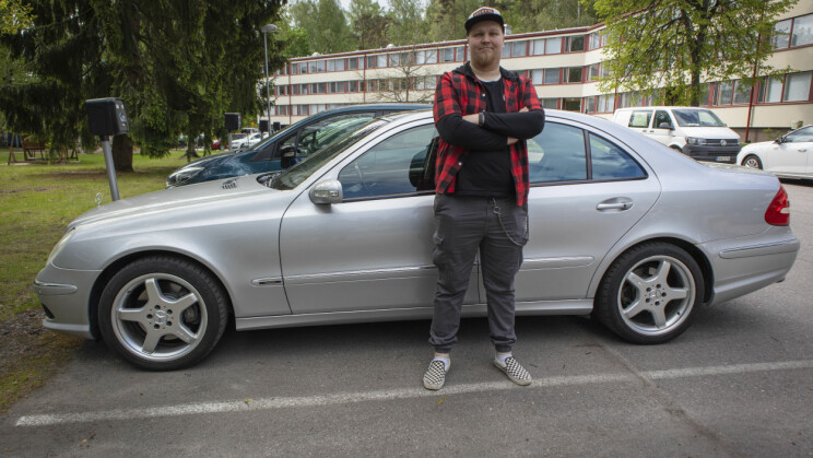 Topi, 31, hassaa rahansa autoihin – pelkää parisuhteensa puolesta Raharemontti: Topi autonsa kanssa.