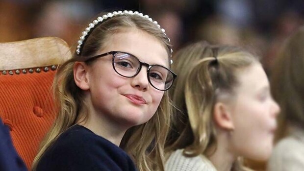 Ruotsin Estelle istui hallitsijan tuolilla urheiluhallissa - ottelun jälkeen prinsessa pääsi fanitapaamiseen tennistähden kanssa prinsessa estelle