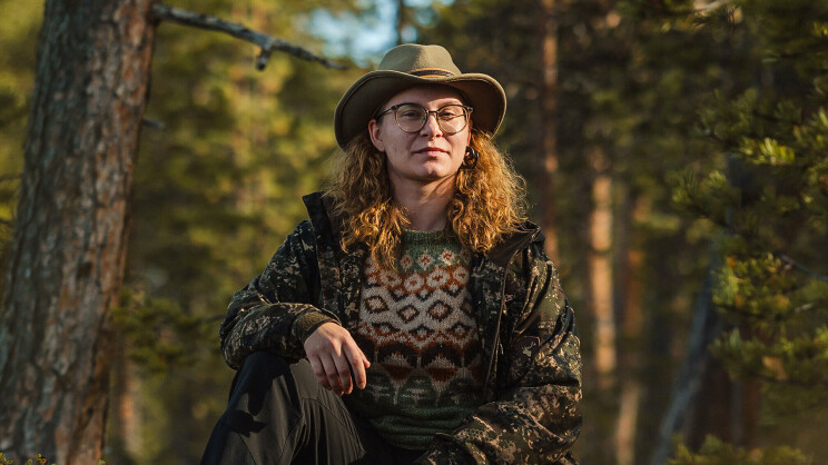 Alone Suomen Petra pohtii jo luovuttamista Alone Suomi -sarjan Petra metsässä.