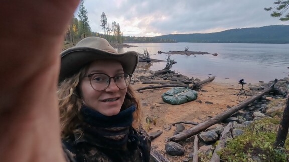 Petra rakentaa itselleen lautan pressusta ja havuista. Alone Suomi -kilpailija Petra esittelee rakentamaansa lauttaa.