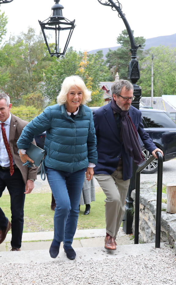 Denimin lisäksi Camilla olisonnustautunut kevyttoppatakkiin. Tom-poika kuvassa oikealla.
