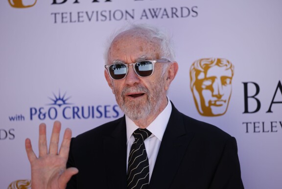 Jonathan Pryce vuoden 2025 BAFTA TV Awardsis -gaalassa.