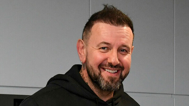 Ikimuistoiset synttärit! Esko Eerikäinen yllätettiin kesken radiolähetyksen - katso Esko Eerikäinen