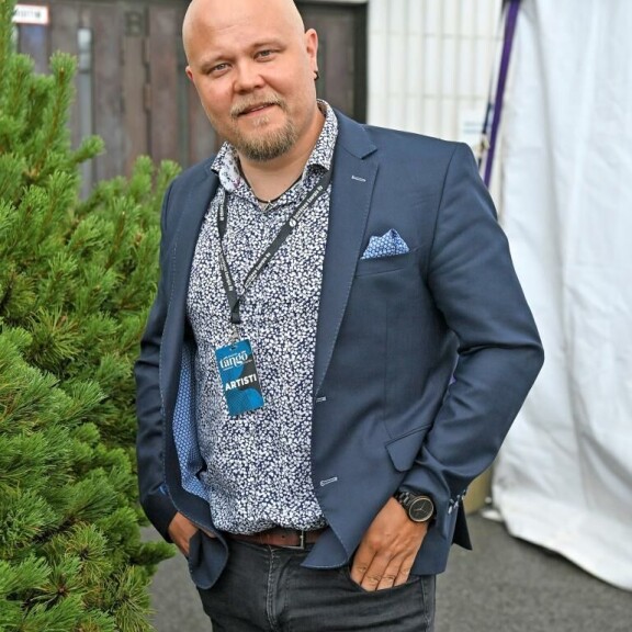 Tangokuningas Johannes Vatjus hakee yksin avioeroa vaimostaan. Erohakemus on jätetty syyskuussa Oulun käräjäoikeuteen. Perheeseen kuuluu kahdeksan lasta. Johannes Vatjus