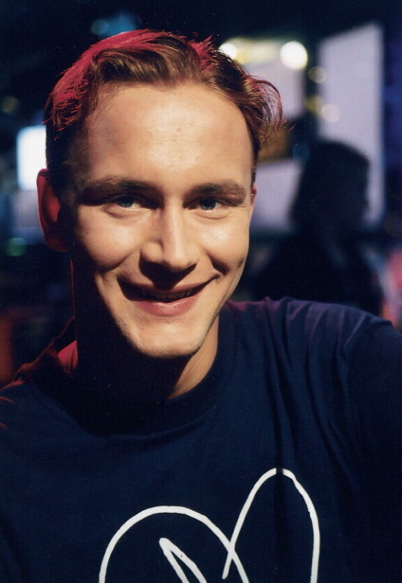 Mikko esiintyi rohkeasti jo 1995 Jyrki-nuortenohjelman toimittajana.