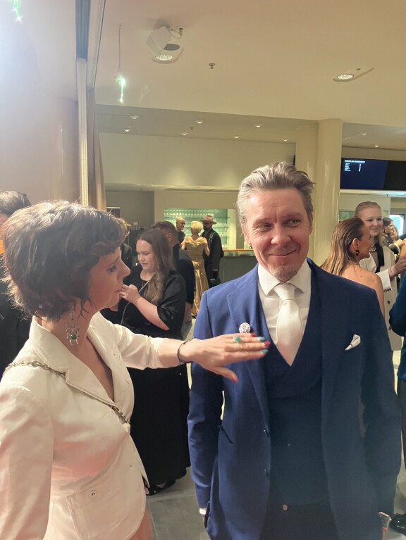 Olga siisti Tuukan pukua Venla-gaalan punaisella matolla tammikuussa. Pariskunta on saanut kiitosta monilta siitä, kuinka avoimesti molemmat ovat Olgan aivosyövästä puhuneet.