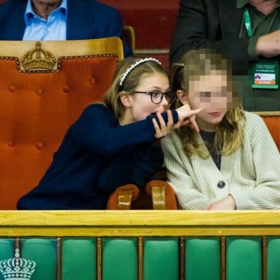 Estelle jutteli innokkaasti ystävälleen ottelun edetessä. prinsessa estelle