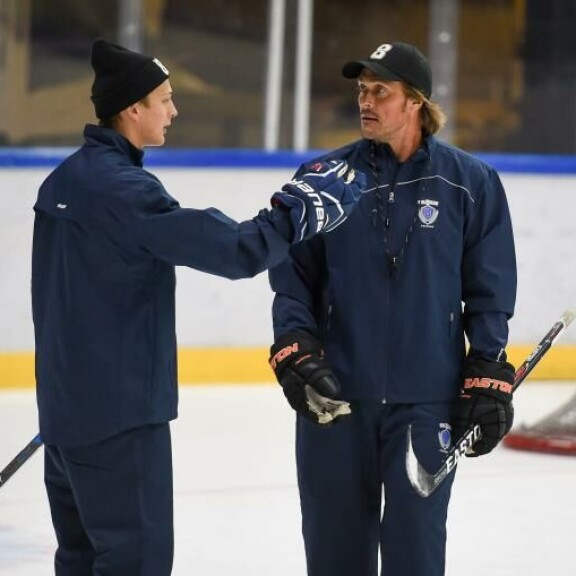 Isä ja poika. Eetu ja Teemu Selänne kuvattuna Espoon Metro Areenalla kesällä 2016. Isä ja poika. Eetu ja Teemu Selänne kuvattuna Espoon Metro Areenalla kesällä 2016.