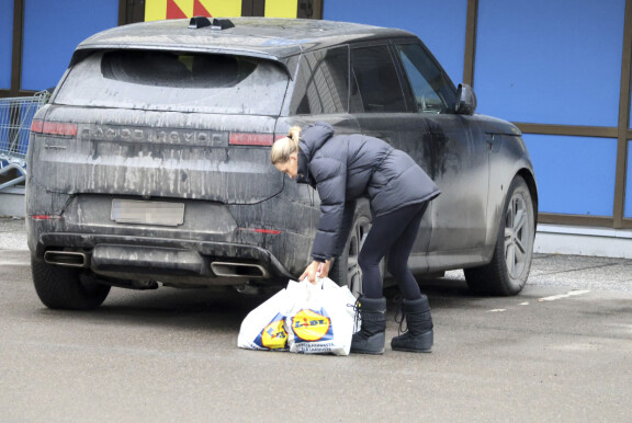 Metti raahasi ostoksensa omin avuin ökyautoonsa. Kuva on helmikuulta 2025.