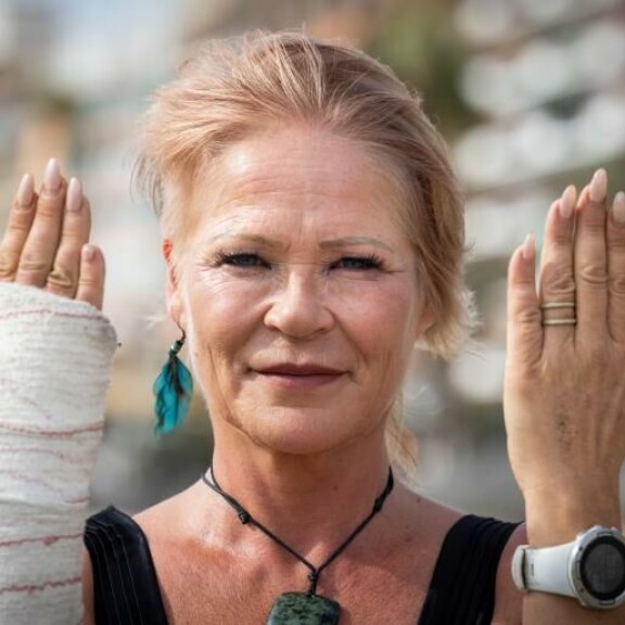 Kipsi oikeassa kädessä, sormus vielä vasemmassa nimettömässä. Johanna Karjusen suhde Peppe-mieheensä on koetuksella. Johanna Karjunen