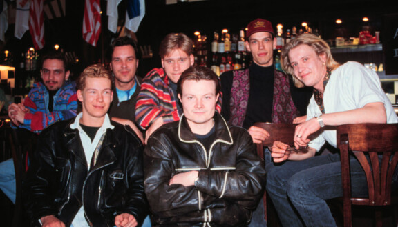 Vintiöt-sketsisarja oli aikansa ilmiö ja se elää vielä nykypäivänäkin. Vintišt.MTV3-kanava sunnuntaina 7.7.2002 klo 19.30. Vintišt nŠhdŠŠn MTV3-kanavalla uusintana sunnuntai-iltaisin. TŠltŠ nŠyttivŠt Vintišt kymmenen vuotta sitten. Kuvassa takarivissŠ Janus Hanski, Juha Veijonen, Samuli Edelmann, Jussi Chydenius ja eturivissŠ Niko Saarela, Kari Hietalahti ja Santeri Kinnunen.KŠytettŠvŠksi vain MTV:tŠ koskevan aineiston yhteydessŠ.