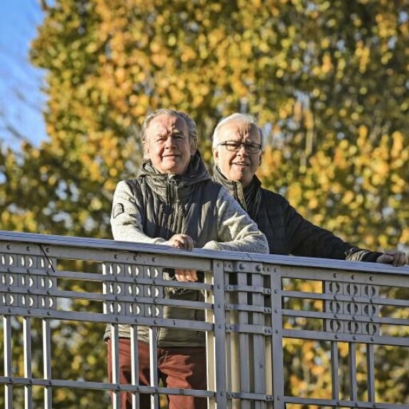 Jälleen jalkeilla. Matti, 73, ja Teppo, 74, kärsivät kumpikin koronaviruksen jälkioireista. – Nyt ei passaa kiirehtiä, vaan mennään hissukseen. Matti ja Teppo