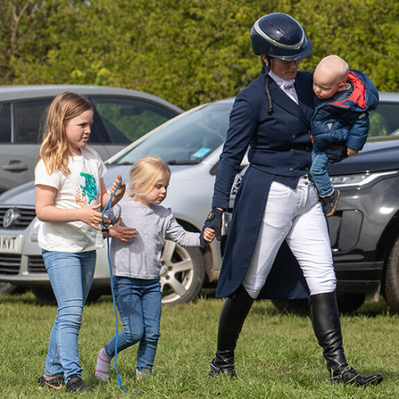 Tindallien lapset Mia, Lena ja Lucas ovat usein seuraamassa äitinsä esteratsastusta. Zara, Mia, Lena ja Lucas Tindall