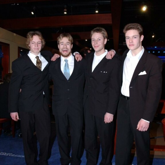 16.01.2003, Espoo, Suomi. Euran Daltonit eli Koistisen veljekset (Pekka, Erkki, Leevi, Lasse) Pahat pojat -elokuvan ensi-illassa LänsiAuto Areenalla. Pahat pojat