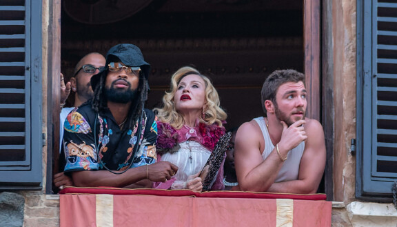 Madonna ja Rocco mahtuivat hyvin saman ikkunan ääreen Madonnan elokuisella 67-vuotismatkalla Italian Sienassa.
