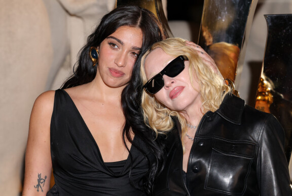 Madonna ja esikoistytär Lourdes poseerasivat kuvaajille YSL:n näytöksessä. Lola on tehnyt myös aiemmin brändin kauneustuotteiden kanssa yhteistyötä.