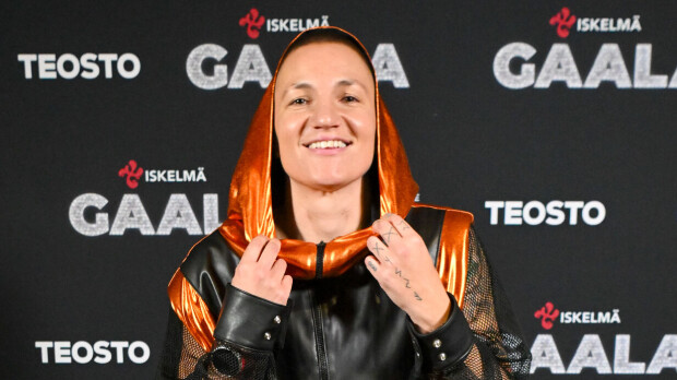 Elina Gustafsson järisyttää paidattomassa kuvassa
