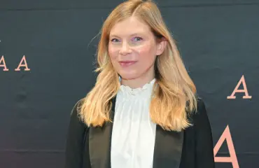 Kihloihin mennyt näyttelijä Saara Kotkaniemi avoimena: "Säästöt ovat aika tyhjänä"