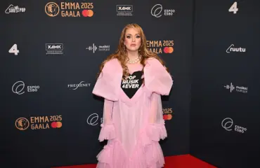 Tunnistaisitko Ellinooraa? Suloinen lapsuuskuva