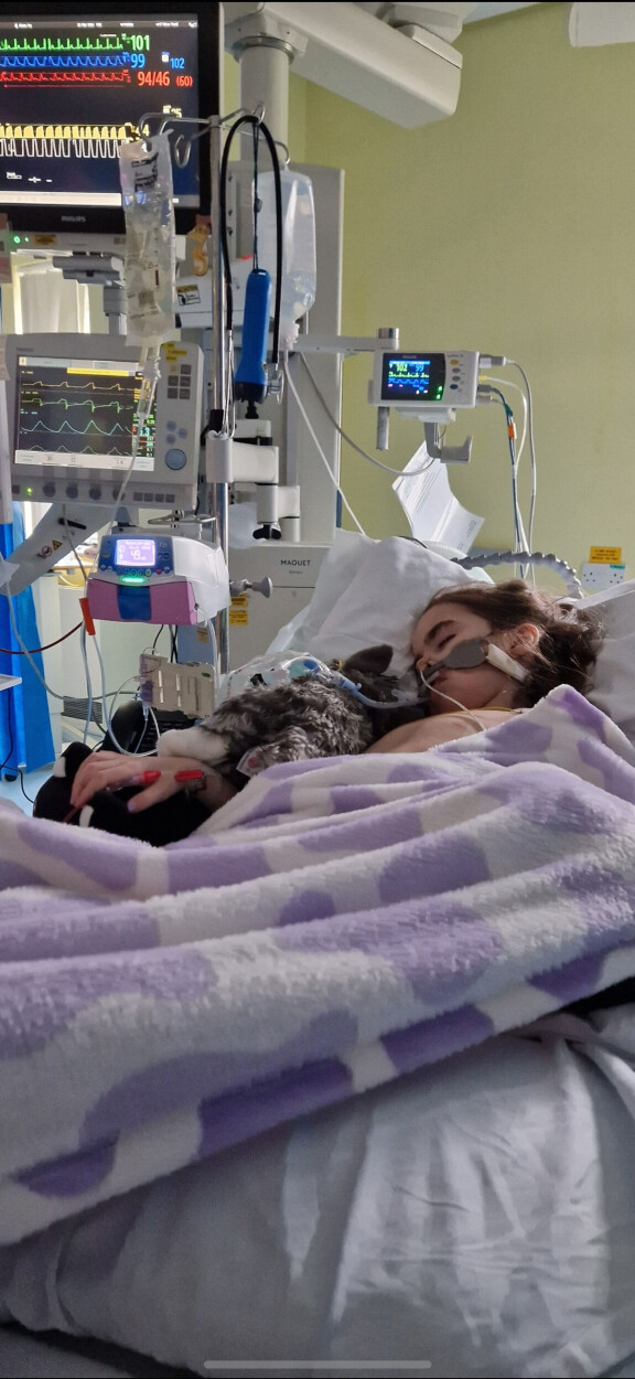Ivy vietti teho-osastolla lähes kymmenen viikkoa hengityskoneessa. Hänelle tehtiin henkitorviavanne hengityksen turvaamiseksi.