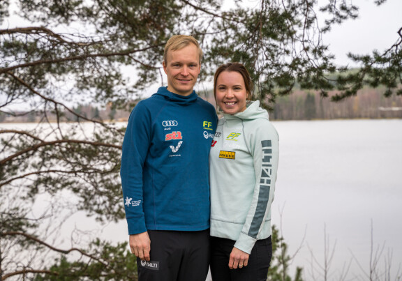 Hiihtäjäpari Juho Mikkonen ja Kerttu Niskanen ovat komia näky.