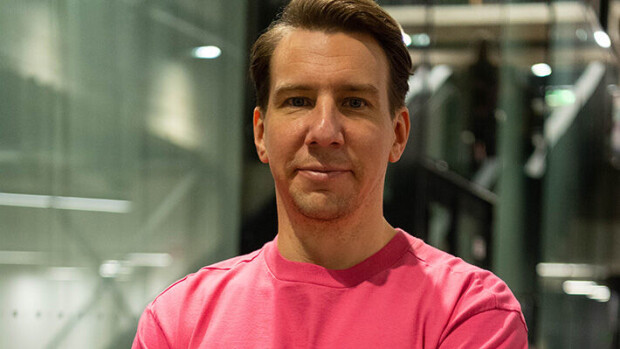 Oho! Aku Hirviniemi riisui alasti ja pulahti - Hannele Laurikin hätkähti Aku Hirviniemi