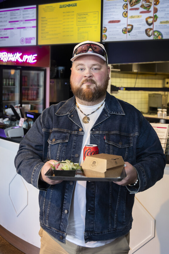 Ja puita! Akseli Herlevi kuvattuna Vallilan Naughty Brgr-ravintolassa kesällä 2024. Puolisen vuotta myöhemmin koitti konkurssi.