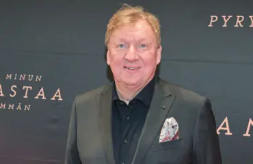 Näyttelijä Ami Räsänen katsoo poikansa työkeikat televisiosta