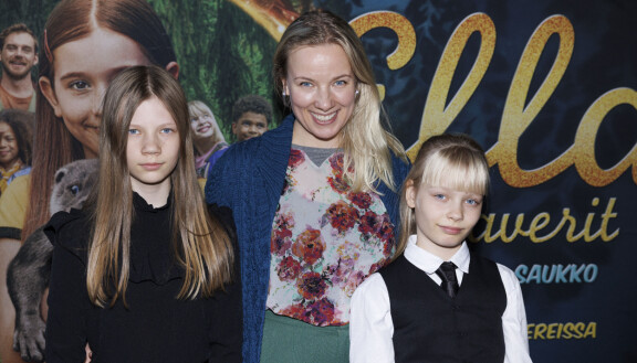 Vilma (oik.) ja Lila ovat päässeet kokeilemaan vanhempiensa alaa.