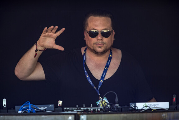 Arkistokuva. Alex Kunnari esiintyi dj:nä Raumanmeren juhannuksessa vuonna 2016. Arkistokuva. Alex Kunnari esiintyi dj:nä Raumanmeren juhannuksessa vuonna 2016.